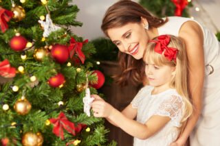 8 Ways to Decorate a Christmas Tree on a Budget